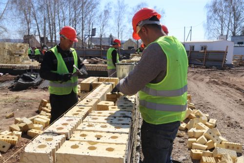 Строительство спортзала школы в разгаре