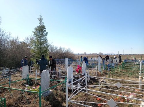 В селе Кряш-Буляк стало доброй традицией устраивать субботники на кладбище