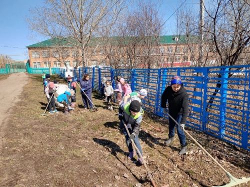 Сельские школьники вышли на субботник