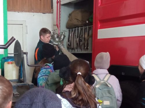 Для учеников Уруссинской гимназии была организована увлекательная экскурсия в пожарную часть