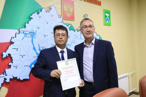 Глава Ютазинского района вручил заслуженные награды отличившимся в работе и учебе