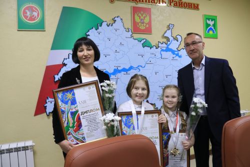 Глава Ютазинского района вручил заслуженные награды отличившимся в работе и учебе
