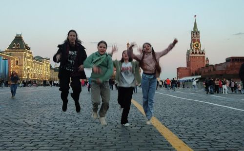 Победителей - художниц пригласили в Москву