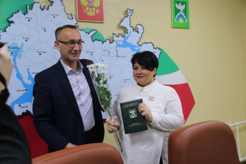 Глава Ютазинского района вручил заслуженные награды отличившимся в работе и учебе