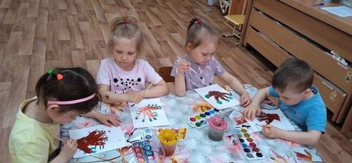 Детсадовцы рисовали весеннее дерево