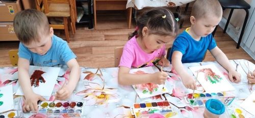 Детсадовцы рисовали весеннее дерево