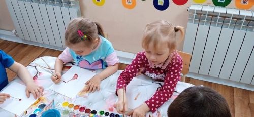 Детсадовцы рисовали весеннее дерево
