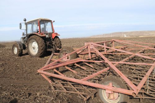 На полях района уже слышен гул тракторов