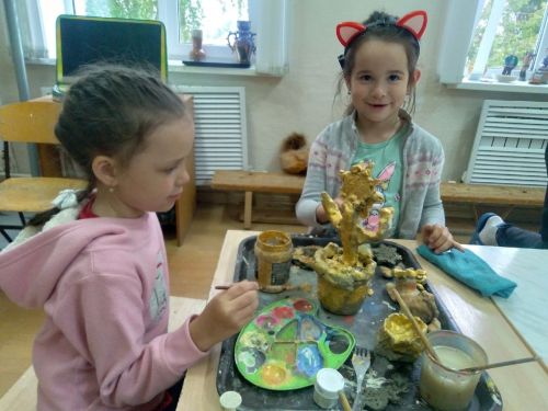 Обучающиеся ЦДТ слепили из глины оригинальную подставку для телефона