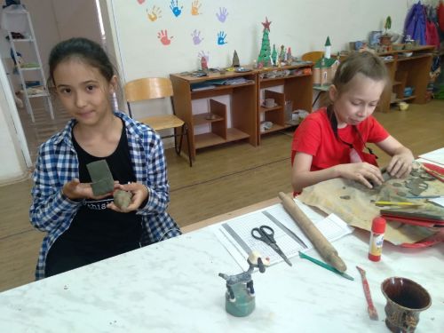 Обучающиеся ЦДТ слепили из глины оригинальную подставку для телефона