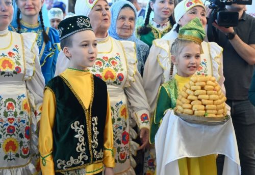 Раис Татарстана вручил награды победителям Фестиваля родословной «Эхо веков в истории семьи»