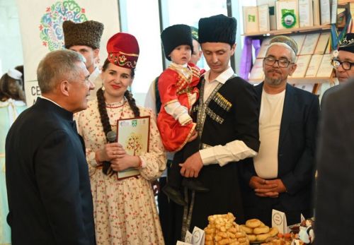 Раис Татарстана вручил награды победителям Фестиваля родословной «Эхо веков в истории семьи»