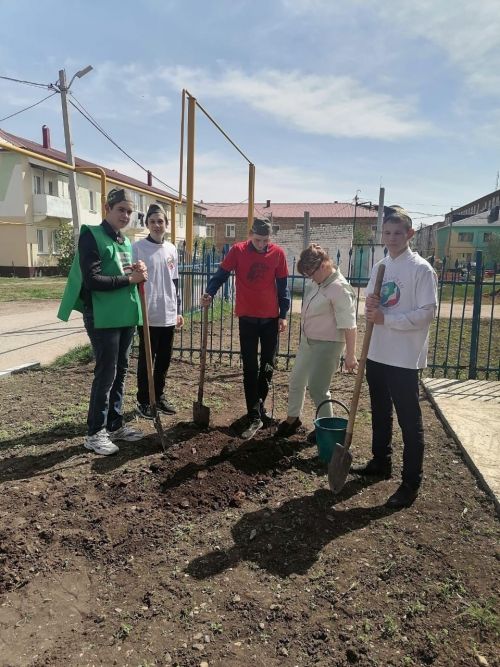 «Зеленый патруль» Ютазинской школы присоединился к акции «Сад памяти»