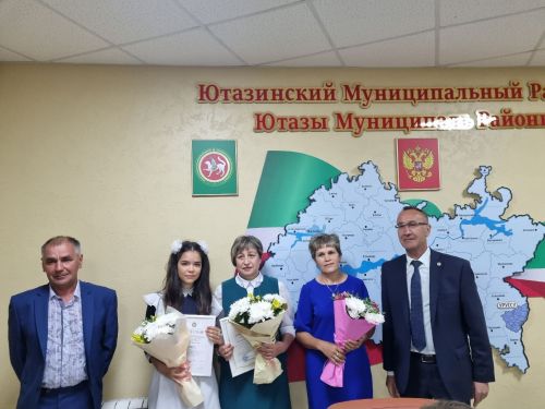 На еженедельном совещании глава Ютазинского района вручил награды достойным