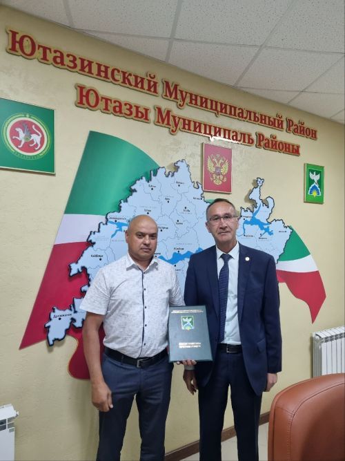 На еженедельном совещании глава Ютазинского района вручил награды достойным