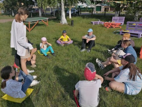 Театральная группа студии «Юные таланты» урок провела на свежем воздухе на «Территории дружбы»