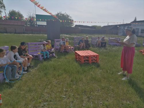 Театральная группа студии «Юные таланты» урок провела на свежем воздухе на «Территории дружбы»