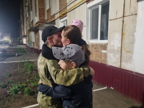 Слезы и объятия: родные встретили своих бойцов