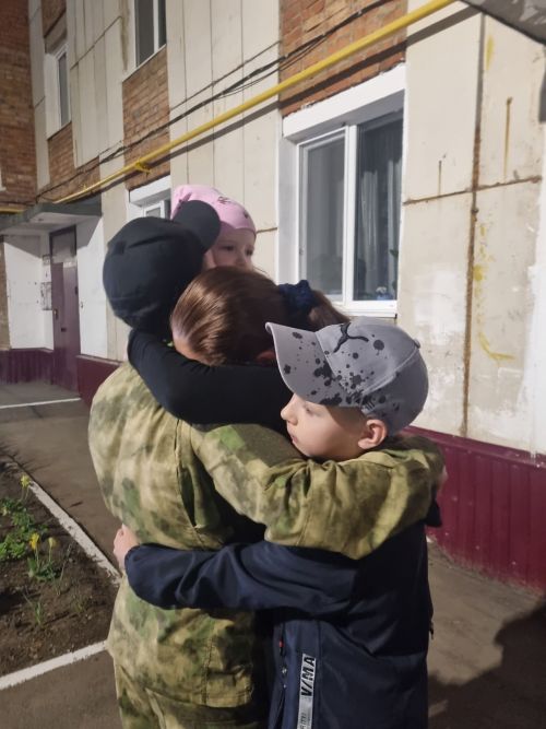 Слезы и объятия: родные встретили своих бойцов