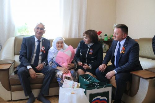 В День Победы участникам Великой Отечественной войны района вручили подарки