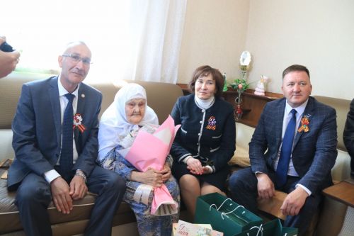 В День Победы участникам Великой Отечественной войны района вручили подарки