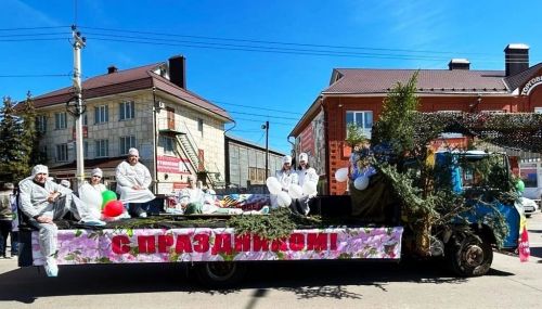 Санитарный батальон, военный госпиталь, живые цветы к памятнику героям…