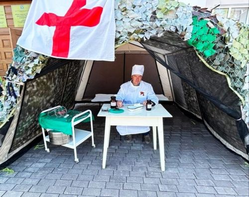 Санитарный батальон, военный госпиталь, живые цветы к памятнику героям…