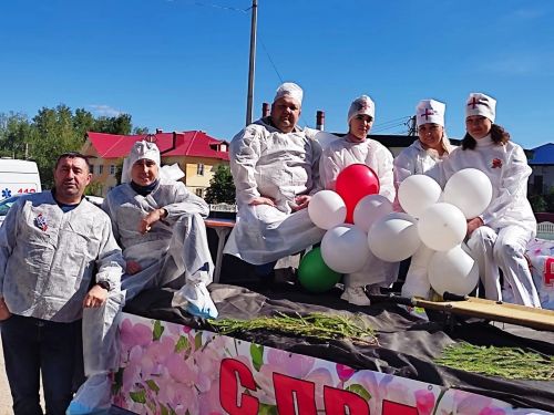 Санитарный батальон, военный госпиталь, живые цветы к памятнику героям…