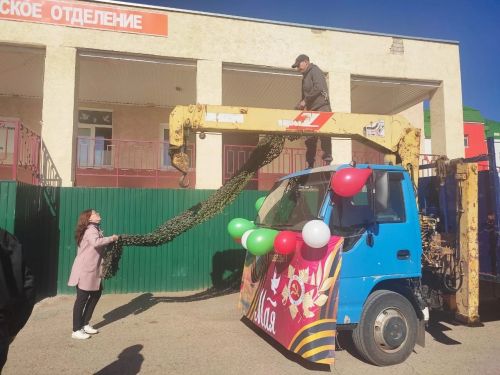 Санитарный батальон, военный госпиталь, живые цветы к памятнику героям…