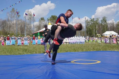 Праздничный майдан многоголосьем зазывал на Сабантуй