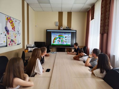 В пришкольном лагере гимназии прошел конкурс плакатов