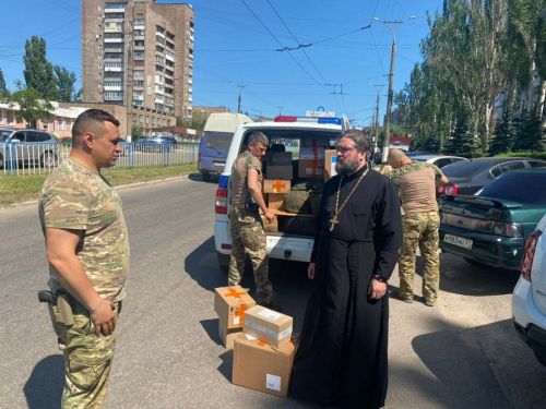 Настоятель казанского храма, а также сотрудник и инок Раифского монастыря отправились на Донбасс, чтобы передать гуманитарный груз