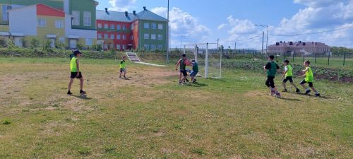 Гимназисты на каникулах играют в футбол