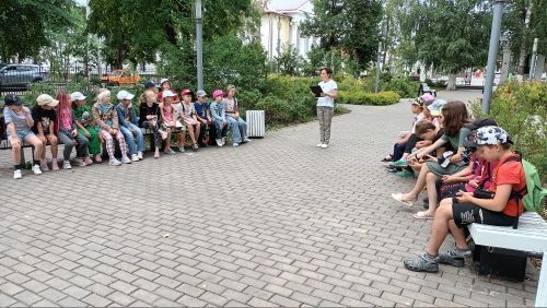 Центральная библиотека организовала однодневный летний читальный зал «С книжкой на скамейке»