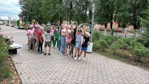 Центральная библиотека организовала однодневный летний читальный зал «С книжкой на скамейке»
