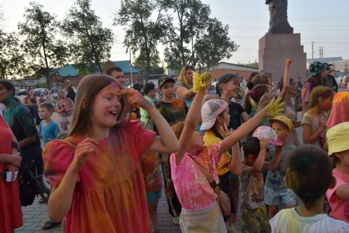 Яркий фестиваль красок прошел в Уруссу
