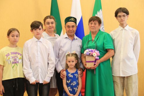 Уважаемая семья педагогов из Акбаша получила заслуженное признание