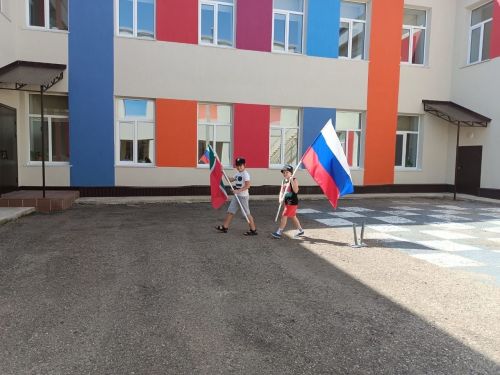 В честь Дня семьи и верности ребята школьного лагеря подготовили открытки близким