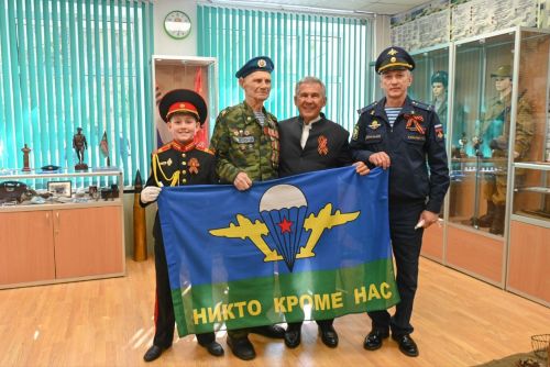 Старейшему десантнику России открыли памятную плиту.