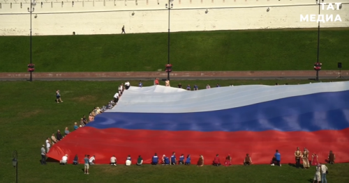 Под Казанским Кремлем развернули самый большой флаг России в ПФО