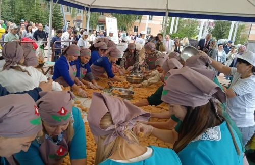 В Бавлах установили рекорд России, приготовив самую большую карту района из баурсака