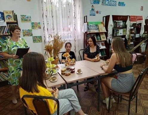 В Дым-Тамакской сельской библиотеке провели информационно- познавательный час «Три спаса-три запаса»