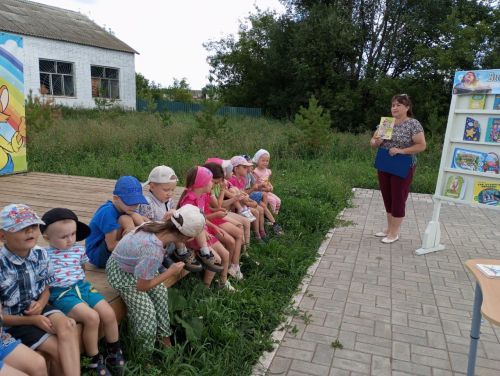 Каракашлинская сельская библиотека провела литературную викторину «Разноцветная карусель»
