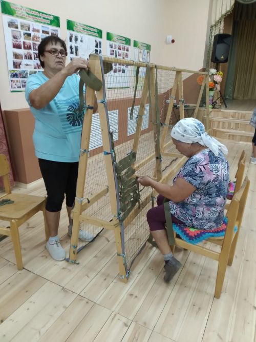 Байрякинцы приступили к плетению маскировочных сетей