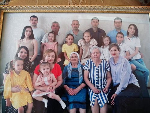 Глава Ютазинского района вручил ветерану труда медаль «Дети войны»