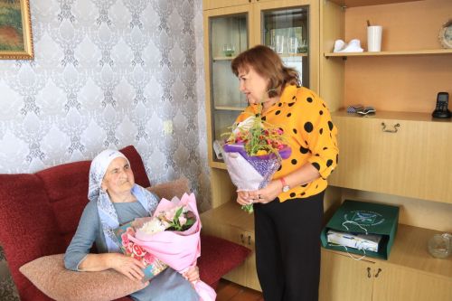 Глава Ютазинского района вручил ветерану труда медаль «Дети войны»