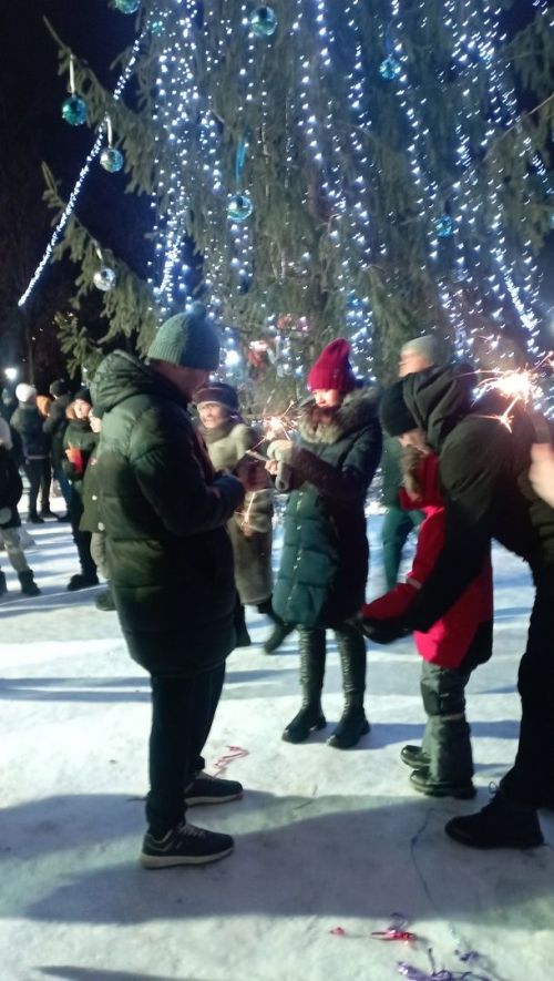 В новогоднюю ночь уруссинцы зажигали у главной елки района