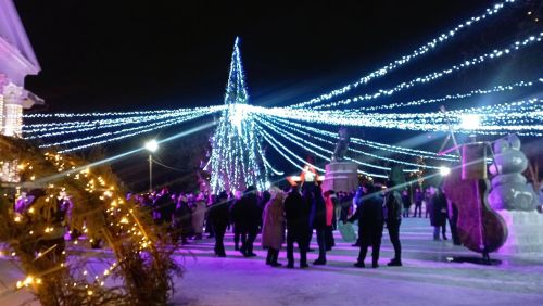 В новогоднюю ночь уруссинцы зажигали у главной елки района
