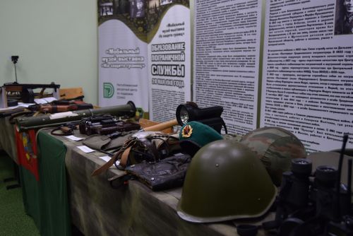 В Уруссинской начальной школе открылся мобильный музей - выставка «На защите границ».