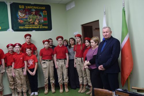 В Уруссинской начальной школе открылся мобильный музей - выставка «На защите границ».